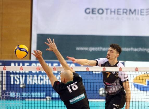 from left Fietje FERCH Haching , Tim KOEPFLI Ludwigsburg , He Volleyball, 1 BL,25 26, TSV Haching Muenchen vs Barock Volleys Ludwigsburg, , Geothermie Arena, Unterhaching, 23 11 25 Copyright: WolfgangxFehrmann