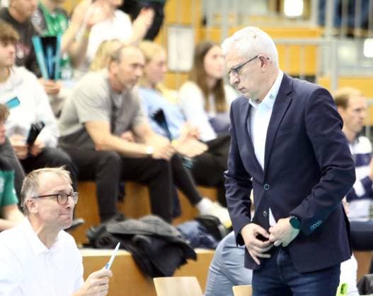 right coach Mircea DUDAS Haching , in conversation with his co-coach He Volleyball, 1 BL,25 26, TSV Haching Muenchen vs Barock Volleys Ludwigsburg, , Geothermie Arena, Unterhaching, 23 11 25 Copyright: WolfgangxFehrmann