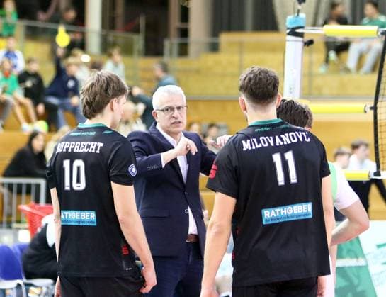 in the middle coach Mircea DUDAS Haching ,in conversation with two players, He Volleyball, 1 BL,25 26, TSV Haching Muenchen vs Barock Volleys Ludwigsburg, , Geothermie Arena, Unterhaching, 23 11 25 Copyright: WolfgangxFehrmann
