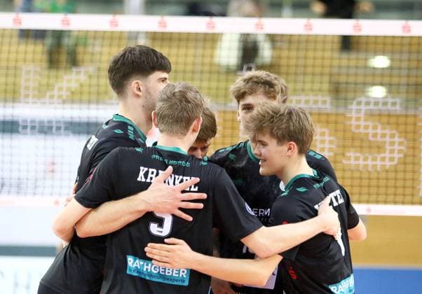 Hachinger Freuede über einen Punktgewinn, He Volleyball, 1 BL,25 26, TSV Haching Muenchen vs Barock Volleys Ludwigsburg, , Geothermie Arena, Unterhaching, 23 11 25 Copyright: WolfgangxFehrmann
