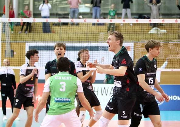 Hachinger Freude über einen Punjktgewinn, He Volleyball, 1 BL,25 26, TSV Haching Muenchen vs Barock Volleys Ludwigsburg, , Geothermie Arena, Unterhaching, 23 11 25 Copyright: WolfgangxFehrmann