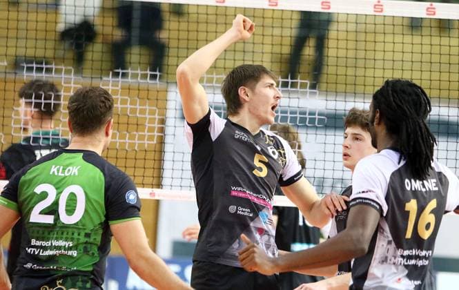 Ludwigsburgs joy at winning a point, in the middle Jan HUBER Ludwigsburg , He Volleyball, 1 BL,25 26, TSV Haching Muenchen vs Barock Volleys Ludwigsburg, , Geothermie Arena, Unterhaching, 23 11 25 Copyright: WolfgangxFehrmann