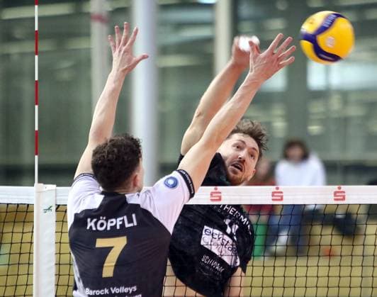 from left Tim KOEPFLI Ludwigsburg , Marco MILOVANOVIC Haching , He Volleyball, 1 BL,25 26, TSV Haching Muenchen vs Barock Volleys Ludwigsburg, , Geothermie Arena, Unterhaching, 23 11 25 Copyright: WolfgangxFehrmann