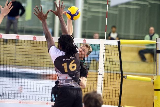 from left Nyherowo OMENE Ludwigsburg , Florian KRENKEL Haching , He Volleyball, 1 BL,25 26, TSV Haching Muenchen vs Barock Volleys Ludwigsburg, , Geothermie Arena, Unterhaching, 23 11 25 Copyright: WolfgangxFehrmann
