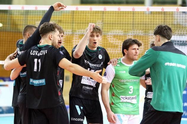 Hachinger Freude über den Sieg He Volleyball, 1 BL,25 26, TSV Haching Muenchen vs Barock Volleys Ludwigsburg, , Geothermie Arena, Unterhaching, 23 11 25 Copyright: WolfgangxFehrmann