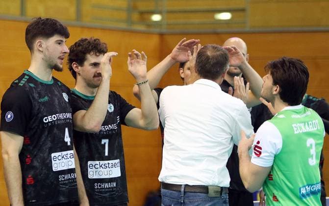 Hachinger Freude über den Sieg He Volleyball, 1 BL,25 26, TSV Haching Muenchen vs Barock Volleys Ludwigsburg, , Geothermie Arena, Unterhaching, 23 11 25 Copyright: WolfgangxFehrmann