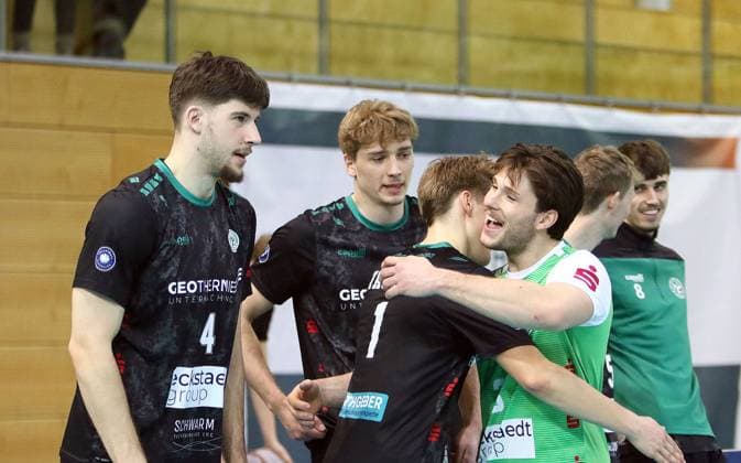 Hachinger Freude über den Sieg He Volleyball, 1 BL,25 26, TSV Haching Muenchen vs Barock Volleys Ludwigsburg, , Geothermie Arena, Unterhaching, 23 11 25 Copyright: WolfgangxFehrmann