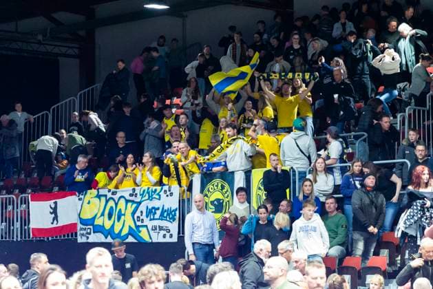 23 11 2025, xomx, Basketball easyCredit BBL Bundesliga, NINERS Chemnitz Alba Berlin v l The game is over Final score 85 89 The men from the capital cheer and celebrate once again with their fans Chemnitz