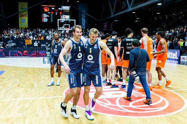 23 11 2025, xomx, Basketball easyCredit BBL Bundesliga, NINERS Chemnitz Alba Berlin v l The game is over Final score 85 89 The men from the capital cheer and celebrate once again with their fans Chemnitz