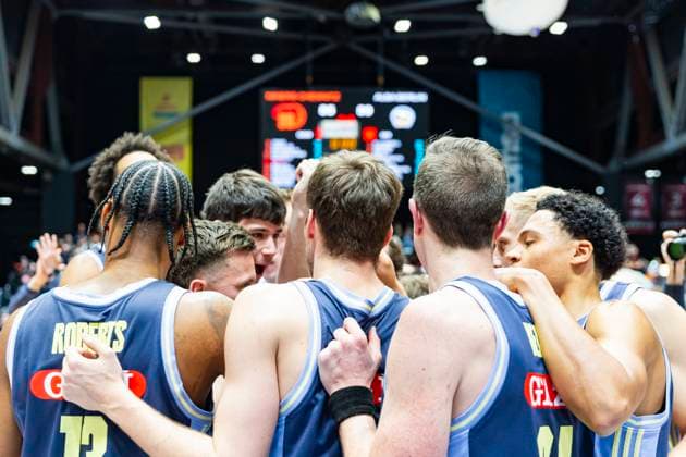 23 11 2025, xomx, Basketball easyCredit BBL Bundesliga, NINERS Chemnitz Alba Berlin v l The game is over Final score 85 89 The men from the capital cheer and celebrate once again with their fans Chemnitz