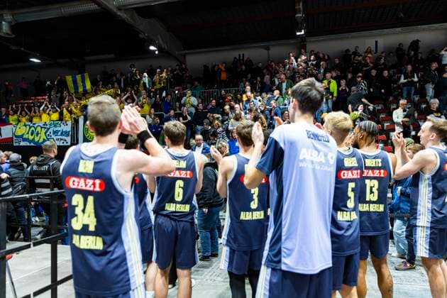 23 11 2025, xomx, Basketball easyCredit BBL Bundesliga, NINERS Chemnitz Alba Berlin v l The game is over Final score 85 89 The men from the capital cheer and celebrate once again with their fans Chemnitz