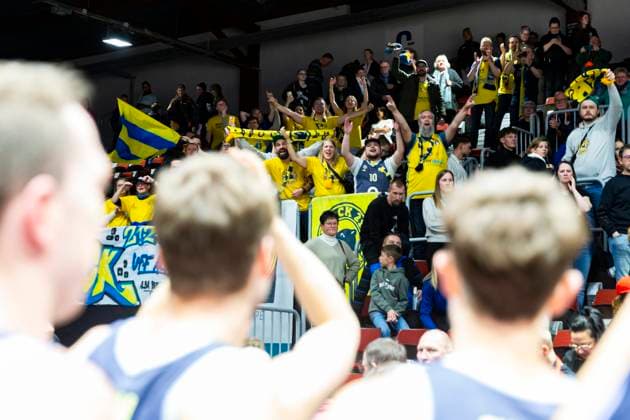 23 11 2025, xomx, Basketball easyCredit BBL Bundesliga, NINERS Chemnitz Alba Berlin v l The game is over Final score 85 89 The men from the capital cheer and celebrate once again with their fans Chemnitz
