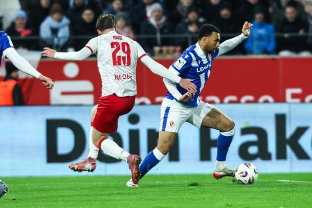 Sport, Football, 3 Liga Season 2025 2026 15 Matchday Rot Weiss Essen FC Energie Cottbus 23 11 2025, Stadion an der Hafenstraße Jannik Mause Rot Weiss Essen, 29 Leon Guwara FC Energie Cottbus, 21 Essen Stadion an der Hafenstraße North Rhine-Westphalia Germany