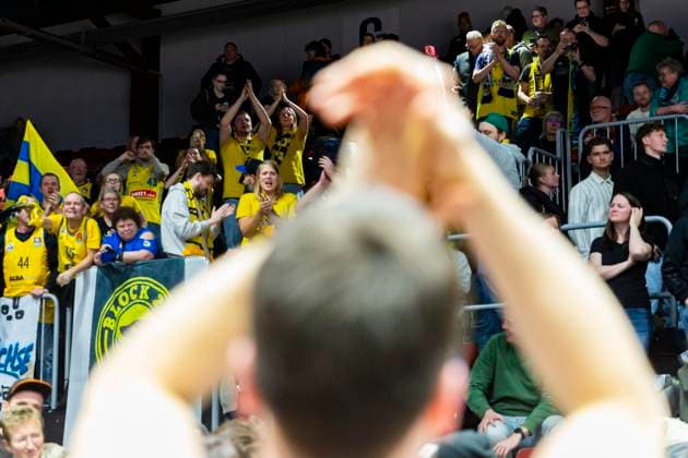 23 11 2025, xomx, Basketball easyCredit BBL Bundesliga, NINERS Chemnitz Alba Berlin v l The game is over Final score 85 89 The men from the capital cheer and celebrate once again with their fans Chemnitz