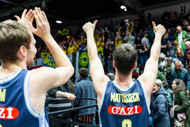 23 11 2025, xomx, Basketball easyCredit BBL Bundesliga, NINERS Chemnitz Alba Berlin v l The game is over Final score 85 89 The men from the capital cheer and celebrate once again with their fans Chemnitz