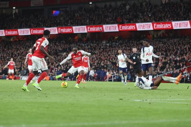 Arsenal gegen Tottenham 23. November 2025, London Premier League Fußball Arsenal gegen Tottenham Hotspur Eberechi Eze von Arsenal erzielt einen Hattrick und das 4. Tor Foto Charlotte Wilson Abseits London UK  Copyright: xCharlottexWilsonx xOffsidexOffside
