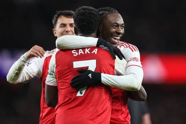 Arsenal gegen Tottenham 23. November 2025, London Premier League Fußball Arsenal gegen Tottenham Hotspur Eberechi Eze von Arsenal feiert seinen Hattrick und sein 4. Tor mit Bukayo Saka Foto Charlotte Wilson Abseits London UK  Copyright: xCharlottexWilsonx xOffsidexOffside