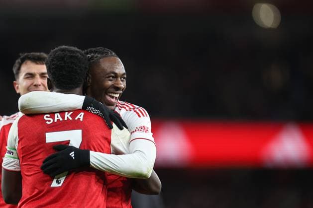 Arsenal gegen Tottenham 23. November 2025, London Premier League Fußball Arsenal gegen Tottenham Hotspur Eberechi Eze von Arsenal feiert seinen Hattrick und sein 4. Tor mit Bukayo Saka Foto Charlotte Wilson Abseits London UK  Copyright: xCharlottexWilsonx xOffsidexOffside