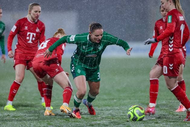 from left Laura Vogt 1 FC Köln, 8 and Verena Wieder SV Werder Bremen, 31 in a duel, dynamic, action, action, game scene, THE DFB REGULATIONS PROHIBIT ANY USE OF PHOTOGRAPHS AS IMAGE SEQUENCES AND OR QUASI VIDEO , 23 11 2025, Bremen Germany , Football, Google Pixel Womens Bundesliga, SV Werder Bremen 1 FC Köln xobx