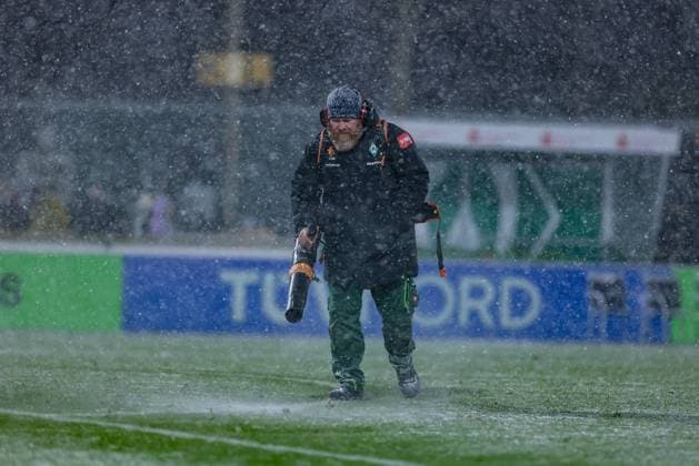 The pitch is cleared of snow with a leaf blower, THE DFB REGULATIONS PROHIBIT ANY USE OF PHOTOGRAPHS AS IMAGE SEQUENCES AND OR QUASI VIDEO , 23 11 2025, Bremen Germany , Football, Google Pixel Womens Bundesliga, SV Werder Bremen 1 FC Köln xobx