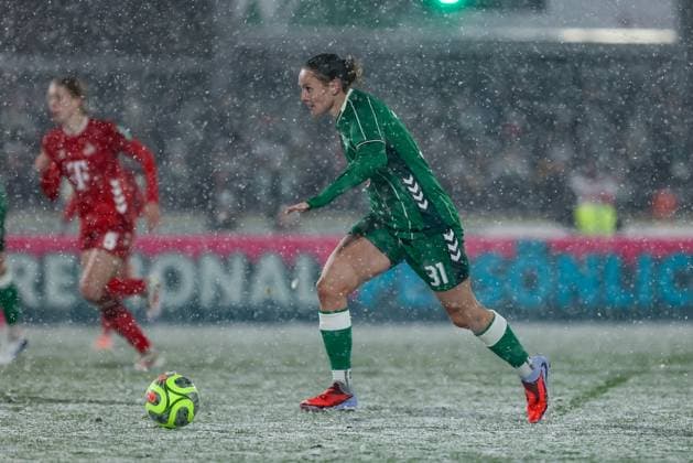 Verena Wieder SV Werder Bremen, 31 on the ball, single image, full body, action, action, match scene, THE DFB GUIDELINES PROHIBIT ANY USE OF PHOTOGRAPHS AS IMAGE SEQUENCES AND OR QUASI VIDEO DFB REGULATIONS PROHIBIT ANY USE OF PHOTOGRAPHS AS IMAGE SEQUENCES AND OR QUASI VIDEO , 23 11 2025, Bremen Germany , Soccer, Google Pixel Womens Bundesliga, SV Werder Bremen 1 FC Köln xobx