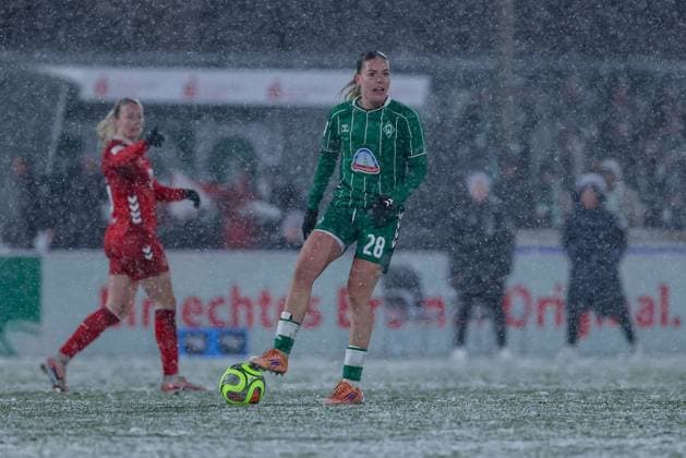 Juliane Wirtz SV Werder Bremen, 28 on the ball, single image, full body, action, action, match scene, THE DFB GUIDELINES PROHIBIT ANY USE OF PHOTOGRAPHS AS IMAGE SEQUENCES AND OR QUASI VIDEO DFB REGULATIONS PROHIBIT ANY USE OF PHOTOGRAPHS AS IMAGE SEQUENCES AND OR QUASI VIDEO , 23 11 2025, Bremen Germany , Soccer, Google Pixel Womens Bundesliga, SV Werder Bremen 1 FC Köln xobx