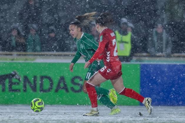 from left Maja Sternad SV Werder Bremen, 11 and Martyna Wiankowska 1 FC Köln, 26 in a duel, dynamic, action, action, game scene, THE DFB GUIDELINES PROHIBIT ANY USE OF PHOTOGRAPHS AS IMAGE SEQUENCES AND OR QUASI VIDEO DFB REGULATIONS PROHIBIT ANY USE OF PHOTOGRAPHS AS IMAGE SEQUENCES AND OR QUASI VIDEO , 23 11 2025, Bremen Germany , Football, Google Pixel Women Bundesliga, SV Werder Bremen 1 FC Köln xobx