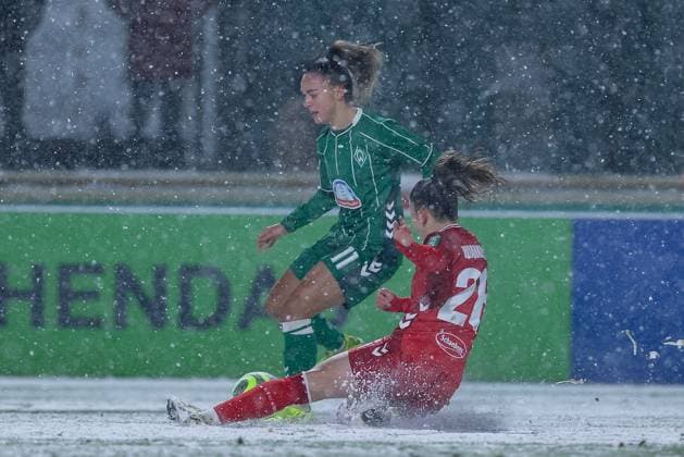 from left Maja Sternad SV Werder Bremen, 11 and Martyna Wiankowska 1 FC Köln, 26 in a duel, dynamic, action, action, game scene, THE DFB GUIDELINES PROHIBIT ANY USE OF PHOTOGRAPHS AS IMAGE SEQUENCES AND OR QUASI VIDEO DFB REGULATIONS PROHIBIT ANY USE OF PHOTOGRAPHS AS IMAGE SEQUENCES AND OR QUASI VIDEO , 23 11 2025, Bremen Germany , Football, Google Pixel Women Bundesliga, SV Werder Bremen 1 FC Köln xobx