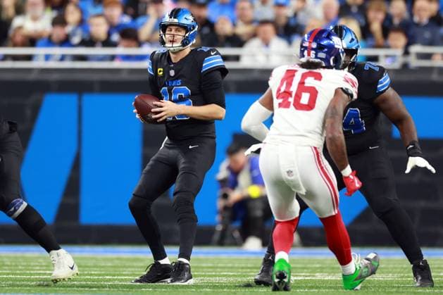 New York Giants vs Detroit Lions DETROIT,MICHIGAN-November23: Quarterback Jared Goff (16) of the Detroit Lions looks to pass during an NFL, American Football Herren, USA football game between the New York Giants and the Detroit Lions in Detroit, Michigan USA, on Sunday, November 23, 2025. Detroit Michigan United States  Copyright: xAmyxLemusx originalFilename:lemus-newyorkg251123_npTgt.jpg
