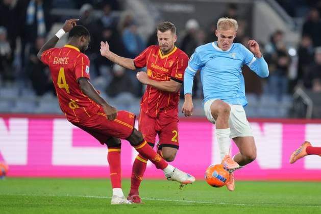 Lazio™s Gustav Isaksen Lecce™s Kialonda Gaspar during the Serie A EniLive soccer match between Lazio and Lecce at the Rome s Olympic stadium, Italy - Sunday November 23, 2025 - Soccer ( Photo by Alfredo Falcone LaPresse )  Copyright: xAlfredoxFalcone LaPressex