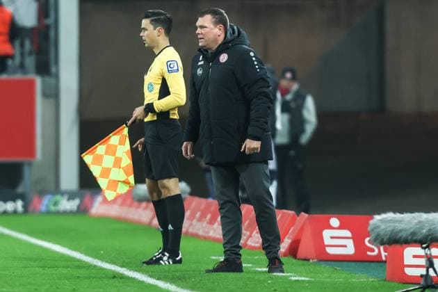 Sport, Football, 3 Liga Season 2025 2026 15 Matchday Rot Weiss Essen FC Energie Cottbus 23 11 2025, Stadion an der Hafenstraße Uwe Koschinat Coach, Rot Weiss Essen Essen Stadion an der Hafenstraße North Rhine-Westphalia Germany