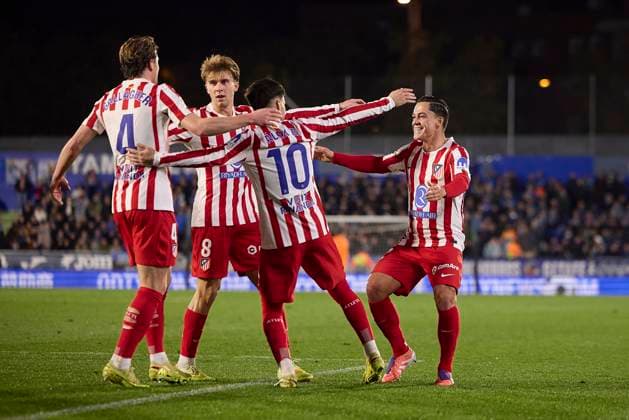 Giacomo Raspadori Atletico de Madrid celebrates after scoring his team˜s first goal with team mates during the LaLiga EA Sports match between Getafe CF v Atlético Madrid at Coliseum on November 23, 2025 in Getafe, Spain Photo by Manu Reino DeFodi Images