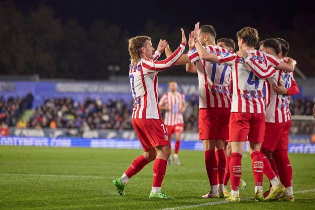 Giacomo Raspadori Atletico de Madrid celebrates after scoring his team˜s first goal with team mates during the LaLiga EA Sports match between Getafe CF v Atlético Madrid at Coliseum on November 23, 2025 in Getafe, Spain Photo by Manu Reino DeFodi Images