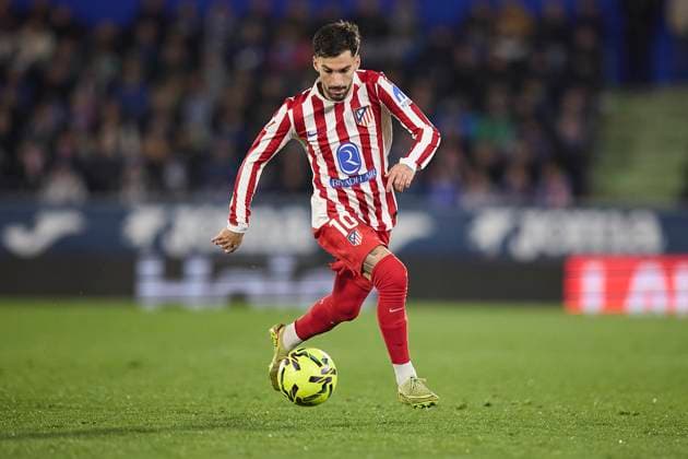 Alex Baena Atletico de Madrid controls the ball during the LaLiga EA Sports match between Getafe CF v AtlÃ tico Madrid at Coliseum on November 23, 2025 in Getafe, Spain Photo by Manu Reino DeFodi Images