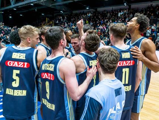 Chemnitz, Germany 23 November 2025 1 BBL 2025 2026 Niners Chemnitz vs Alba Berlin In the picture The Alba players form a team circle to close ranks Copyright: xFotostandx xNachtigallx