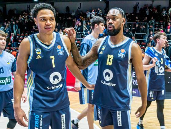 Chemnitz, Germany 23 November 2025 1 BBL 2025 2026 Niners Chemnitz vs Alba Berlin Pictured from left Jack Kayil Berlin and J wan Roberts Berlin Copyright: xFotostandx xNachtigallx