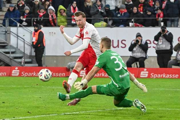 Penalty area scene Goal chance by Jannik Mause Essen 29 23 11 2025 Soccer Rot Weiss Essen vs Energie Cottbus, Stadion Essen, Essen, DFB DFL REGULATIONS PROHIBIT ANY USE OF PHOTOGRAPHS AS IMAGE SEQUENCES AND OR QUASI VIDEO Copyright: xpepphotox xHorstxMauelshagenx pep00321, pep_20251123_hm_208032