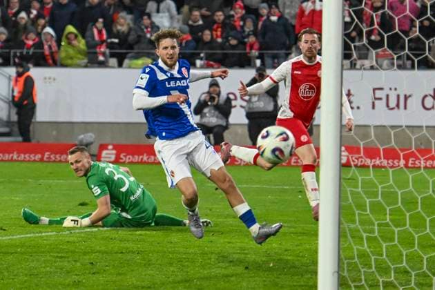 Penalty area scene Goal chance by Jannik Mause Essen 29 23 11 2025 Soccer Rot Weiss Essen vs Energie Cottbus, Stadion Essen, Essen, DFB DFL REGULATIONS PROHIBIT ANY USE OF PHOTOGRAPHS AS IMAGE SEQUENCES AND OR QUASI VIDEO Copyright: xpepphotox xHorstxMauelshagenx pep00321, pep_20251123_hm_208044