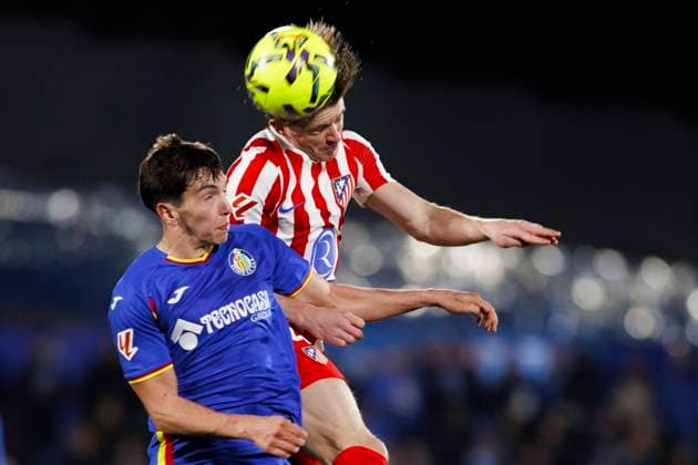 LA LIGA EA Sports - Getafe v Atletico de Madrid MADRID, SPAIN - November23:Conor Gallagher of Atletico de Madrid and Mario Martin of Getafe fight for the ball during the La Liga 2024 25 match between Getafe and Atletico de Madrid at Coliseum Stadium. (Photo by Guillermo Martinez) Getafe Coliseum Stadium Spain Copyright: xGuillermoxMartinezx