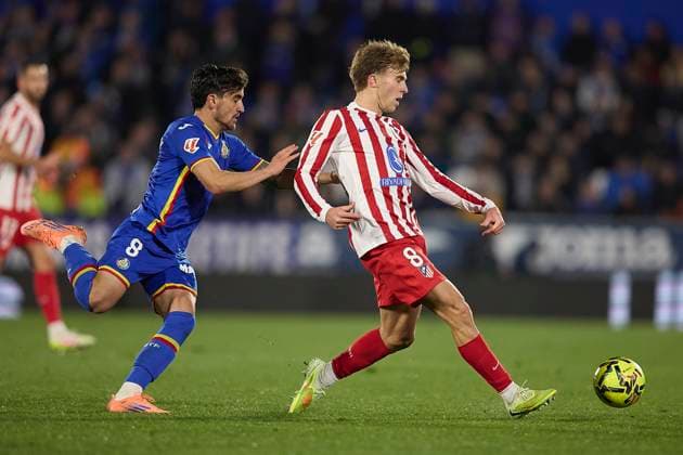Pablo Barrios Atletico de Madrid and Mauro Arambarri Getafe CF battle for the ball during the LaLiga EA Sports match between Getafe CF v AtlÃ tico Madrid at Coliseum on November 23, 2025 in Getafe, Spain Photo by Manu Reino DeFodi Images