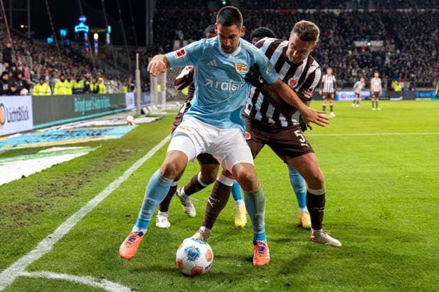 Rani Khedira 1 FC Union Berlin, 08 in duel, fight for the ball with Hauke Wahl FC St Pauli, 05 , GER, FC St Pauli vs 1 FC Union Berlin, Football, Bundesliga, Matchday 11, Season 2025 2026, 23 11 2025 DFL REGULATES PROHIBIT ANY USE OF PHOTOGRAPHS AS IMAGE SEQUENCES AND OR QUASI VIDEO GER, FC St Pauli vs 1 FC Union Berlin, Football, Bundesliga, Matchday 11, Season 2025 2026, 23 11 2025 Hamburg Copyright: xEibner-Pressefoto MaxxVincenx EP_MVN