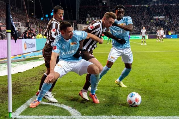 Rani Khedira 1 FC Union Berlin, 08 in duel, fight for the ball with Hauke Wahl FC St Pauli, 05 , GER, FC St Pauli vs 1 FC Union Berlin, Football, Bundesliga, Matchday 11, Season 2025 2026, 23 11 2025 DFL REGULATES PROHIBIT ANY USE OF PHOTOGRAPHS AS IMAGE SEQUENCES AND OR QUASI VIDEO GER, FC St Pauli vs 1 FC Union Berlin, Football, Bundesliga, Matchday 11, Season 2025 2026, 23 11 2025 Hamburg Copyright: xEibner-Pressefoto MaxxVincenx EP_MVN