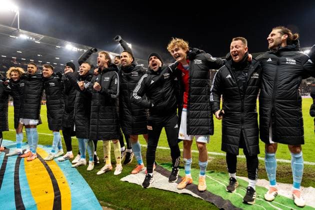 Union Berlin cheers after victory end of match, team in front of the fans, Danilho Doekhi 1 FC Union Berlin, 05 , Tim Skarke 1 FC Union Berlin, 21 , Rani Khedira 1 FC Union Berlin, 08 , Leopold Querfeld 1 FC Union Berlin, 14 , Christopher Trimmel 1 FC Union Berlin, 28 , GER, FC St Pauli vs 1 FC Union Berlin, Football, Bundesliga, Matchday 11, Season 2025 2026, 23 11 2025 DFL REGULATIONS PROHIBIT ANY USE OF PHOTOGRAPHS AS IMAGE SEQUENCES AND OR QUASI VIDEO GER, FC St Pauli vs 1 FC Union Berlin, Football, Bundesliga, Matchday 11, Season 2025 2026, 23 11 2025 Hamburg Copyright: xEibner-Pressefoto MaxxVincenx EP_MVN