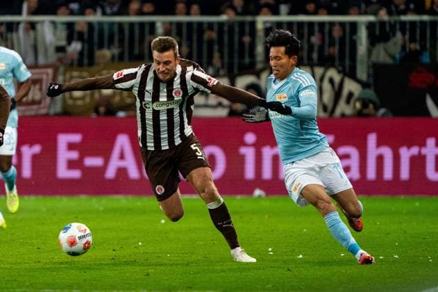 Hauke Wahl FC St Pauli, 05 in duel, fight for the ball with Wooyeong Jeong 1 FC Union Berlin, 11 , GER, FC St Pauli vs 1 FC Union Berlin, Football, Bundesliga, Matchday 11, Season 2025 2026, 23 11 2025 DFL REGULATES PROHIBIT ANY USE OF PHOTOGRAPHS AS IMAGE SEQUENCES AND OR QUASI VIDEO GER, FC St Pauli vs 1 FC Union Berlin, Football, Bundesliga, Matchday 11, Season 2025 2026, 23 11 2025 Hamburg Copyright: xEibner-Pressefoto MaxxVincenx EP_MVN
