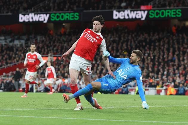 Arsenal gegen Tottenham 23. November 2025, London Premier League Fußball Arsenal gegen Tottenham Hotspur Declan Rice von Arsenal springt über die Beine von Tottenham Hotspur-Torhüter Guglielmo Vicario, nachdem er kurz davor war, einen Abstoß abzufangen Foto Charlotte Wilson Abseits London UK  Copyright: xCharlottexWilsonx xOffsidexOffside