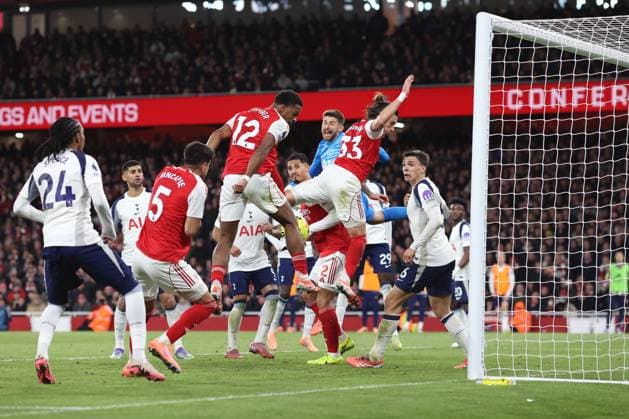 Arsenal gegen Tottenham 23. November 2025, London Premier League Fußball Arsenal gegen Tottenham Hotspur Tottenham Hotspur Torhüter Guglielmo Vicario bleibt hinter William Saliba hängen, als Jurrien Timber von Arsenal mit einem Kopfball scheitert Foto Charlotte Wilson Offside London UK  Copyright: xCharlottexWilsonx xOffsidexOffside