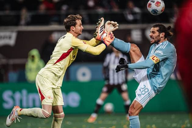 Soccer Men Season 2025 2026 Soccer Bundesliga 11 Matchday FC St Pauli vs 1 FC Union Berlin 23 11 2025 v l Frederik Ronnow 1, 1 FC Union Berlin and Christopher Trimmel 28, 1 FC Union Berlin Hamburg Millerntor Stadion Hamburg Germany