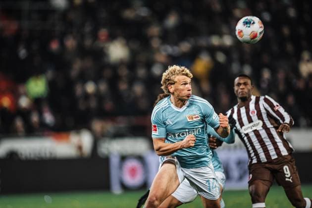 Soccer Men Season 2025 2026 Soccer Bundesliga 11 Matchday FC St Pauli vs 1 FC Union Berlin 23 11 2025 Header Leopold Querfeld 14, 1 FC Union Berlin Hamburg Millerntor Stadion Hamburg Germany