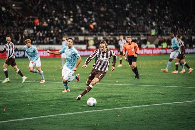Soccer Men Season 2025 2026 Soccer Bundesliga 11 Matchday FC St Pauli vs 1 FC Union Berlin 23 11 2025 Jackson Irvine 7, FC St Pauli on the ball Hamburg Millerntor Stadion Hamburg Germany