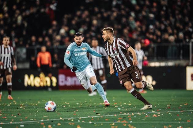 Soccer Men Season 2025 2026 Soccer Bundesliga 11 Matchday FC St Pauli vs 1 FC Union Berlin 23 11 2025 Karol Mets 3, FC St Pauli on the ball Hamburg Millerntor Stadion Hamburg Germany